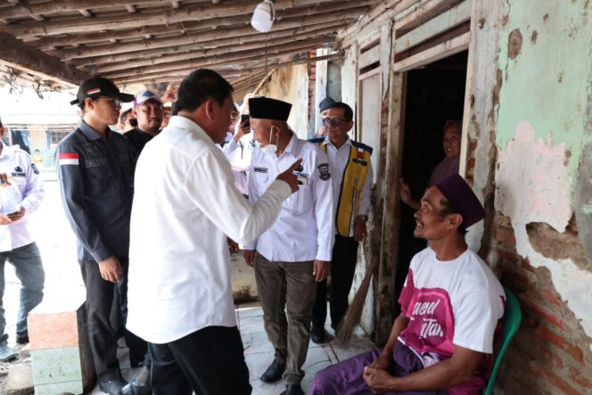 
 Bupati Tangerang Moch. Maesyal Rasyid saat melakukan kunjungan langsung ke salah satu rumah tidak layak huni di Desa Sukawali Kecamatan Pakuhaji. Foto: ist