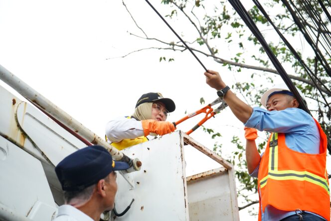 
 Wakil Bupati Tangerang Intan Nurul Hikmah saat potong kabel udara fiber. Foto: ist