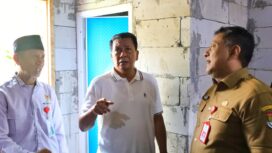 Bupati Tangerang Moch. Maesyal Rasyid saat  serah terima hasil program bedah rumah bagi warga kurang mampu di Desa Badak Anom, Kecamatan Sindang Jaya. Foto: ist