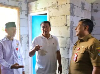 Bupati Tangerang Moch. Maesyal Rasyid saat  serah terima hasil program bedah rumah bagi warga kurang mampu di Desa Badak Anom, Kecamatan Sindang Jaya. Foto: ist