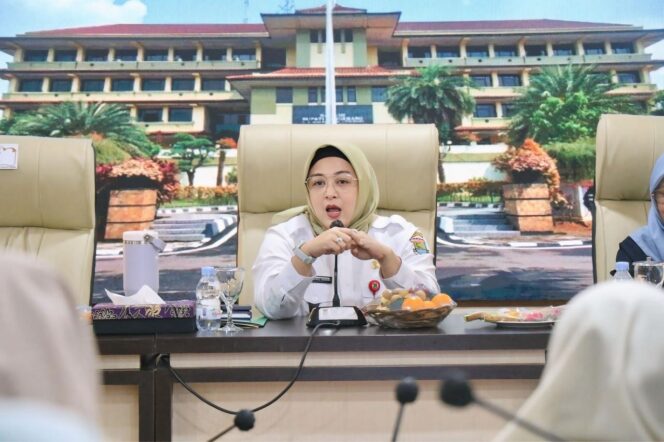 
 Wakil Bupati Tangerang Intan Nurul Hikmah saat membuka Sosialisasi Isbat Nikah Terpadu yang dilaksanakan di Ruang Rapat Wareng, Gedung Kantor Bupati Tangerang. Foto: ist