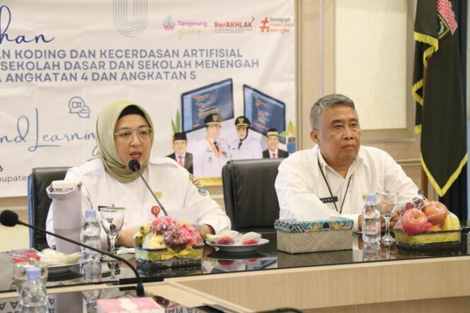 
 Wakil Bupati (Wabup) Tangerang, Intan Nurul Hikmah saat menutup secara resmi kegiatan Pengembangan Kompetensi Pelatihan Koding dan Kecerdasan Artifisial (KKA) Angkatan IV dan V jenjang SD dan SMP di Ruang Rapat Cituis. Foto: ist
