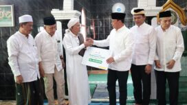 Bupati Tangerang, Moch. Maesyal Rasyid, saat melaksanakan kegiatan Jum’at Keliling (Jumling) di Masjid Jami’ Rahmatullah, Desa Legok Kecamatan Legok. Foto: ist