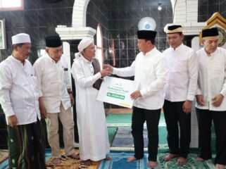 Bupati Tangerang, Moch. Maesyal Rasyid, saat melaksanakan kegiatan Jum’at Keliling (Jumling) di Masjid Jami’ Rahmatullah, Desa Legok Kecamatan Legok. Foto: ist