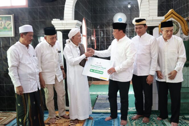 
 Bupati Tangerang, Moch. Maesyal Rasyid, saat melaksanakan kegiatan Jum’at Keliling (Jumling) di Masjid Jami’ Rahmatullah, Desa Legok Kecamatan Legok. Foto: ist