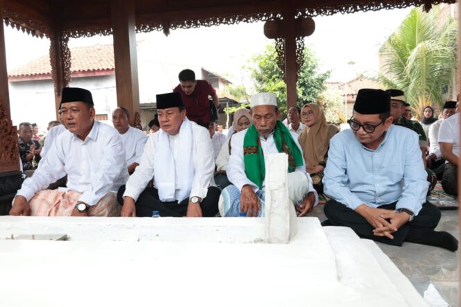 
 Bupati Tangerang, Moch. Maesyal Rasyid saat meresmikan selesainya proyek pemugaran dan penataan kawasan Makam Keramat Ki Mauk di Kecamatan Mauk. Foto: ist