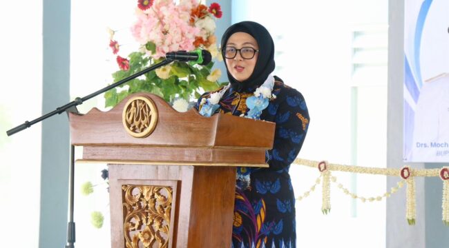 Wakil Bupati (Wabup) Tangerang, Intan Nurul Hikmah saat menghadiri sekaligus meresmikan ruang kelas baru SMP Riyadlul Jannah Boarding School Kecamatan Kresek. Foto: ist