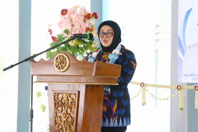 
 Wakil Bupati (Wabup) Tangerang, Intan Nurul Hikmah saat menghadiri sekaligus meresmikan ruang kelas baru SMP Riyadlul Jannah Boarding School Kecamatan Kresek. Foto: ist