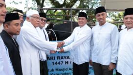 Bupati Tangerang Moch Maesyal Rasyid saat menyerahkan hewan kurban dari Presiden Prabowo Subianto di Masjid Agung Al-Amjad, Pusat Pemerintahan Kabupaten Tangerang, Tigaraksa. Foto: ist