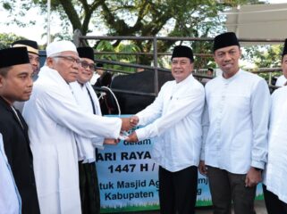 Bupati Tangerang Moch Maesyal Rasyid saat menyerahkan hewan kurban dari Presiden Prabowo Subianto di Masjid Agung Al-Amjad, Pusat Pemerintahan Kabupaten Tangerang, Tigaraksa. Foto: ist