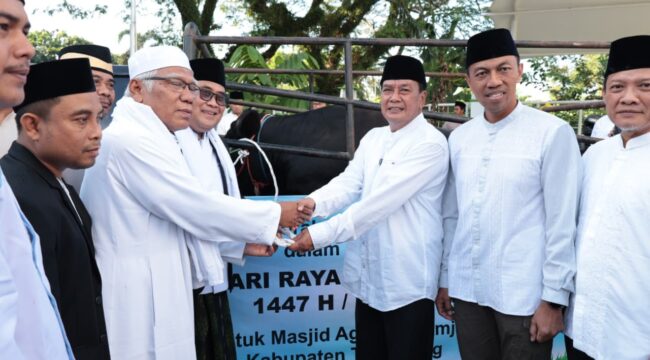 Bupati Tangerang Moch Maesyal Rasyid saat menyerahkan hewan kurban dari Presiden Prabowo Subianto di Masjid Agung Al-Amjad, Pusat Pemerintahan Kabupaten Tangerang, Tigaraksa. Foto: ist