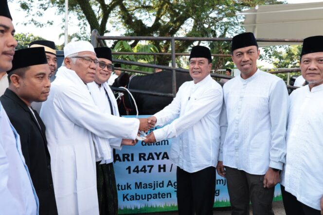 
 Bupati Tangerang Moch Maesyal Rasyid saat menyerahkan hewan kurban dari Presiden Prabowo Subianto di Masjid Agung Al-Amjad, Pusat Pemerintahan Kabupaten Tangerang, Tigaraksa. Foto: ist