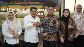 Ketua Delegasi BKSAP DPR RI, Bramantyo Suwondo disambut Bupati dan Wakil Bupati Tangerang. Foto: ist