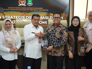 Ketua Delegasi BKSAP DPR RI, Bramantyo Suwondo disambut Bupati dan Wakil Bupati Tangerang. Foto: ist