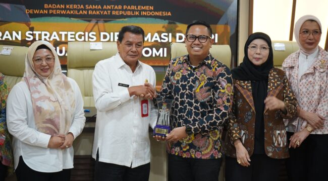 Ketua Delegasi BKSAP DPR RI, Bramantyo Suwondo disambut Bupati dan Wakil Bupati Tangerang. Foto: ist