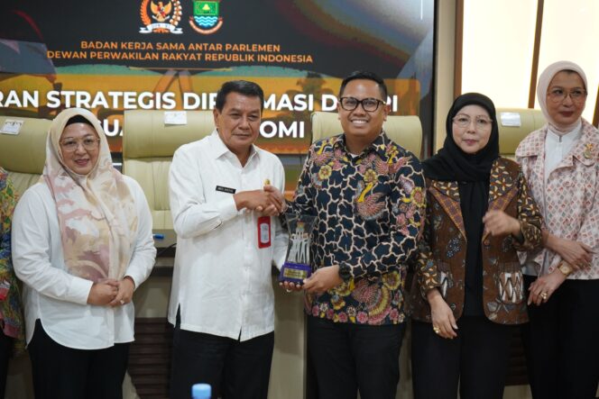 
 Ketua Delegasi BKSAP DPR RI, Bramantyo Suwondo disambut Bupati dan Wakil Bupati Tangerang. Foto: ist