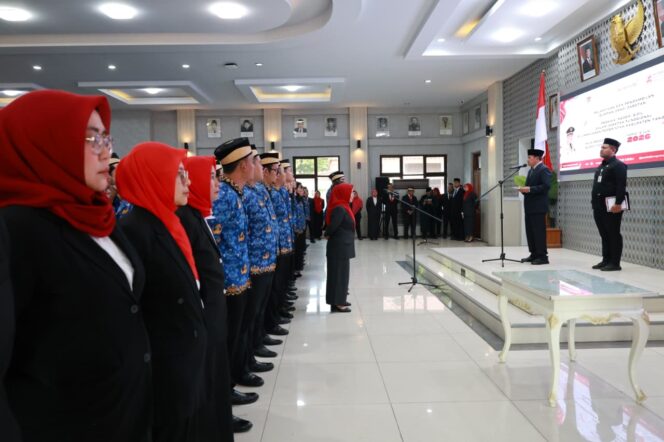 
 Bupati Tangerang, Moch. Maesyal Rasyid saat melantik dan mengambil sumpah sebanyak 486 PNS dalam jabatan fungsional di lingkungan Pemerintah Kabupaten Tangerang. Foto: ist