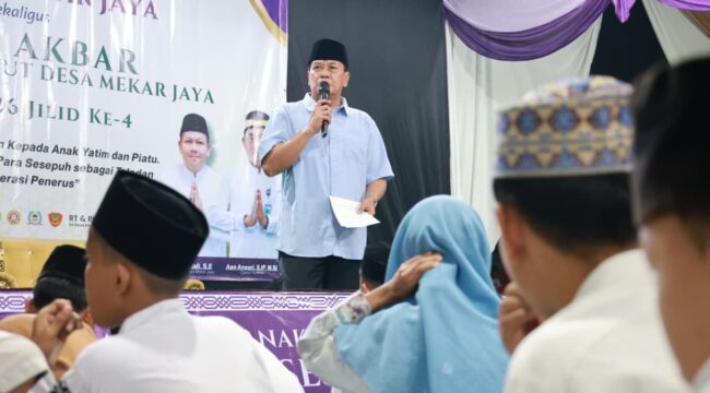 Bupati Tangerang Moch.Maesyal Rasyid saat menghadiri santunan anak yatim piatu dalam rangka haul para sesepuh Desa Mekar Jaya dan peringatan 1 Muharram 1448 H di Halaman Kantor Desa Mekar Jaya Kec. Sepatan. Foto: ist