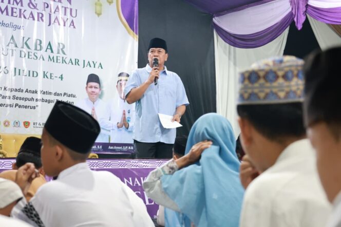 
 Bupati Tangerang Moch.Maesyal Rasyid saat menghadiri santunan anak yatim piatu dalam rangka haul para sesepuh Desa Mekar Jaya dan peringatan 1 Muharram 1448 H di Halaman Kantor Desa Mekar Jaya Kec. Sepatan. Foto: ist