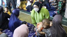 Wakil Bupati Tangerang, Intan Nurul Hikmah mengunjungi dan monitoring penanganan warga terdampak asap kebakaran Tempat Pembuangan Akhir (TPA) Jatiwaringin di Kecamatan Rajeg. Foto: ist