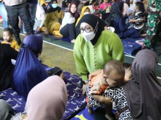 Wakil Bupati Tangerang, Intan Nurul Hikmah mengunjungi dan monitoring penanganan warga terdampak asap kebakaran Tempat Pembuangan Akhir (TPA) Jatiwaringin di Kecamatan Rajeg. Foto: ist