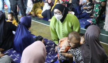 Wakil Bupati Tangerang, Intan Nurul Hikmah mengunjungi dan monitoring penanganan warga terdampak asap kebakaran Tempat Pembuangan Akhir (TPA) Jatiwaringin di Kecamatan Rajeg. Foto: ist