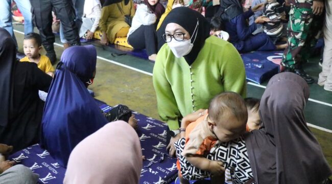 Wakil Bupati Tangerang, Intan Nurul Hikmah mengunjungi dan monitoring penanganan warga terdampak asap kebakaran Tempat Pembuangan Akhir (TPA) Jatiwaringin di Kecamatan Rajeg. Foto: ist