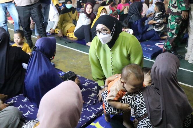 
 Wakil Bupati Tangerang, Intan Nurul Hikmah mengunjungi dan monitoring penanganan warga terdampak asap kebakaran Tempat Pembuangan Akhir (TPA) Jatiwaringin di Kecamatan Rajeg. Foto: ist