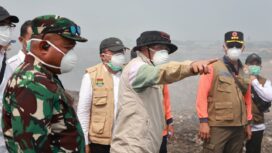 Bupati Tangerang Moch Maesyal Rasyid saat meninjau langsung Penanganan Kebakaran TPA Jatiwaringin. Foto: ist