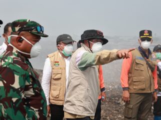 Bupati Tangerang Moch Maesyal Rasyid saat meninjau langsung Penanganan Kebakaran TPA Jatiwaringin. Foto: ist
