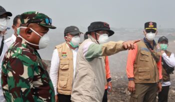 Bupati Tangerang Moch Maesyal Rasyid saat meninjau langsung Penanganan Kebakaran TPA Jatiwaringin. Foto: ist