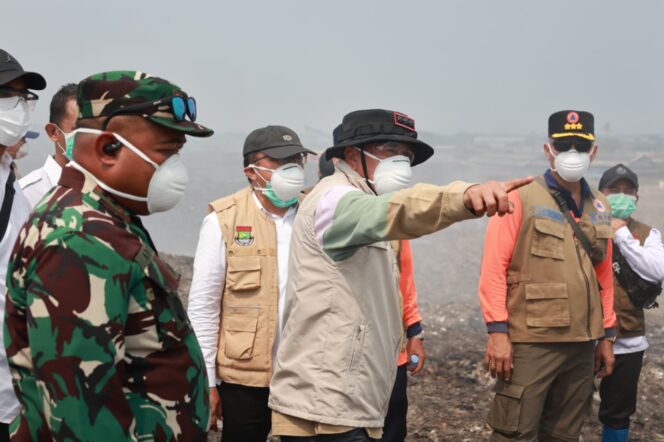 
 Bupati Tangerang Moch Maesyal Rasyid saat meninjau langsung Penanganan Kebakaran TPA Jatiwaringin. Foto: ist