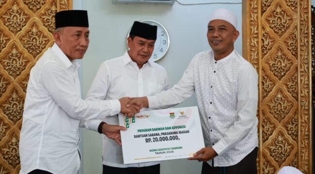 Bupati Tangerang, Moch. Maesyal Rasyid bersama Baznas, DMI, kepala OPD dan camat beserta unsur Fokopimcam Kelapa Dua saat melakukan kegiatan Jumat Keliling (Jumling) di Masjid At-Taqwa yang ada di Kelurahan Kelapa Dua, Kecamatan Kelapa Dua. Foto: ist