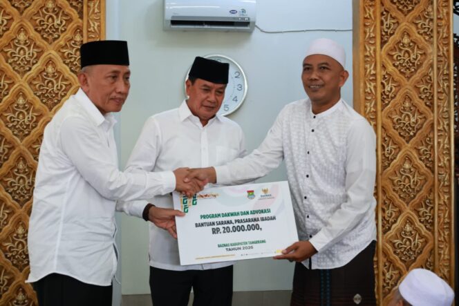 
 Bupati Tangerang, Moch. Maesyal Rasyid bersama Baznas, DMI, kepala OPD dan camat beserta unsur Fokopimcam Kelapa Dua saat melakukan kegiatan Jumat Keliling (Jumling) di Masjid At-Taqwa yang ada di Kelurahan Kelapa Dua, Kecamatan Kelapa Dua. Foto: ist