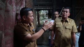 Bupati Tangerang Moch. Maesyal Rasyid meninjau langsung dua rumah tidak layak huni (RTLH) milik warga di Kampung Kali Asin, Desa Kali Asin, Kecamatan Sukamulya. Foto; ist
