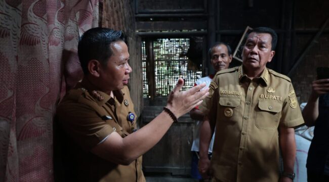 Bupati Tangerang Moch. Maesyal Rasyid meninjau langsung dua rumah tidak layak huni (RTLH) milik warga di Kampung Kali Asin, Desa Kali Asin, Kecamatan Sukamulya. Foto; ist