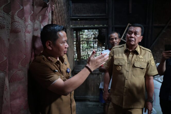
 Bupati Tangerang Moch. Maesyal Rasyid meninjau langsung dua rumah tidak layak huni (RTLH) milik warga di Kampung Kali Asin, Desa Kali Asin, Kecamatan Sukamulya. Foto; ist