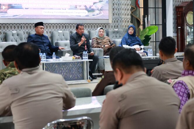 
 Bupati Tangerang Moch Maesyal Rasyid dan Wakil Bupati Tangerang Intan Nurul Hikmah saat Rakor Forum Koordinasi Pimpinan Daerah (Forkopimda) Kabupaten Tangerang yang digelar di Aula Pendopo Bupati Tangerang. Foto: Ist 