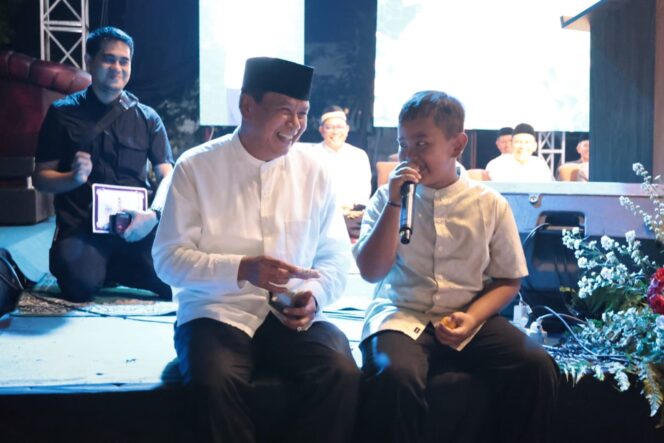 
 Bupati Tangerang Moch. Maesyal Rasyid saat menghadiri acara peringatan Maulid Nabi Muhammad SAW yang digelar di Mushola Al Hidayah, Desa Jatake, Kecamatan Pagedangan. Foto: Ist