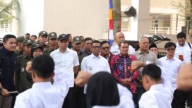 Bupati Tangerang Moch. Maesyal Rasyid bersama Gubernur Banten Andra Soni mendampingi Sekretaris Kabinet Republik Indonesia Letkol Teddy Indra Wijaya dan Menteri Sosial RI Saifullah Yusuf (Gus Ipul) meninjau langsung program Sekolah Rakyat Di STPI (PPI) Curug, Kecamatan Legok. Foto: Ist