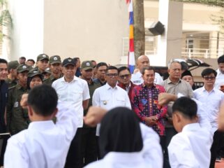 Bupati Tangerang Moch. Maesyal Rasyid bersama Gubernur Banten Andra Soni mendampingi Sekretaris Kabinet Republik Indonesia Letkol Teddy Indra Wijaya dan Menteri Sosial RI Saifullah Yusuf (Gus Ipul) meninjau langsung program Sekolah Rakyat Di STPI (PPI) Curug, Kecamatan Legok. Foto: Ist