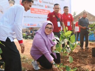 Wakil Bupati Tangerang, Intan Nurul Hikmah Menanam Pohon pada kegiatan Semarak Hari Ulang Tahun (HUT) ke-81 Kemerdekaan Republik Indonesia di Perumahan Sodong Village, Desa Sodong, Kecamatan Tigaraksa. Foto: Ist