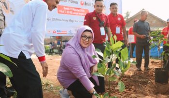 Wakil Bupati Tangerang, Intan Nurul Hikmah Menanam Pohon pada kegiatan Semarak Hari Ulang Tahun (HUT) ke-81 Kemerdekaan Republik Indonesia di Perumahan Sodong Village, Desa Sodong, Kecamatan Tigaraksa. Foto: Ist