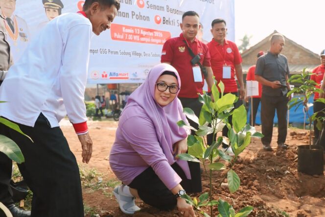 
 Wakil Bupati Tangerang, Intan Nurul Hikmah Menanam Pohon pada kegiatan Semarak Hari Ulang Tahun (HUT) ke-81 Kemerdekaan Republik Indonesia di Perumahan Sodong Village, Desa Sodong, Kecamatan Tigaraksa. Foto: Ist
