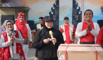 Wakil Bupati Tangerang, Intan Nurul Hikmah saat menghadiri Gerak Jalan Sehat bersama warga Graha Lestari dan karnaval Warga Graha Pesona Citra Raya, Kec. Panongan. Foto: Ist