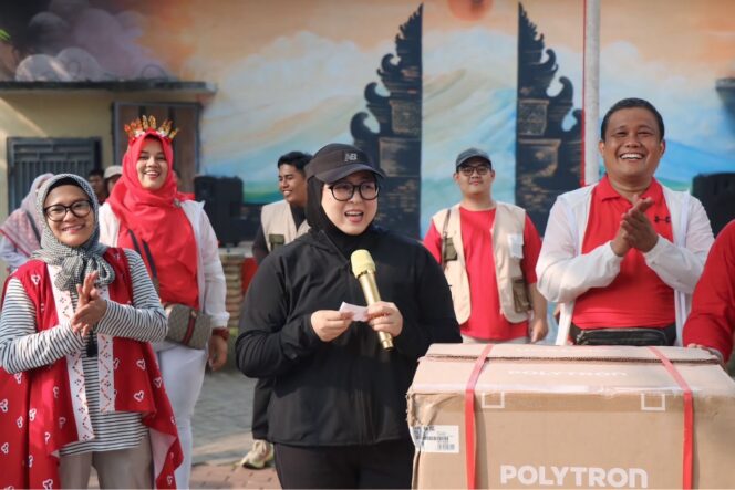 
 Wakil Bupati Tangerang, Intan Nurul Hikmah saat menghadiri Gerak Jalan Sehat bersama warga Graha Lestari dan karnaval Warga Graha Pesona Citra Raya, Kec. Panongan. Foto: Ist