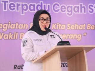 Wakil Bupati Tangerang Intan Nurul Hikmah saat menghadiri kegiatan Balita Kita Sehat, sekaligus mencanangkan program Intervensi Terpadu Cegah Stunting (INOVASI TERPA GANTUNG) di Kantor Desa Klutuk, Kecamatan Mekar Baru. Foto: Ist 