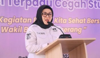 Wakil Bupati Tangerang Intan Nurul Hikmah saat menghadiri kegiatan Balita Kita Sehat, sekaligus mencanangkan program Intervensi Terpadu Cegah Stunting (INOVASI TERPA GANTUNG) di Kantor Desa Klutuk, Kecamatan Mekar Baru. Foto: Ist 