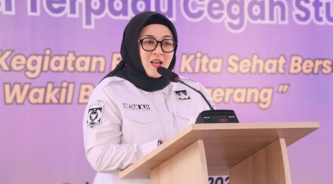 Wakil Bupati Tangerang Intan Nurul Hikmah saat menghadiri kegiatan Balita Kita Sehat, sekaligus mencanangkan program Intervensi Terpadu Cegah Stunting (INOVASI TERPA GANTUNG) di Kantor Desa Klutuk, Kecamatan Mekar Baru. Foto: Ist 