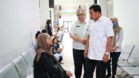 Bupati Tangerang Moch Maesyal Rasyid saat meninjau Pelayanan Kesehatan di Puskesmas Binong. Foto: Ist
